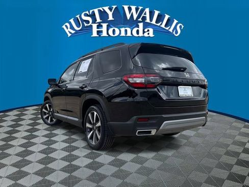 Certified 2025 Honda Pilot Touring image 3