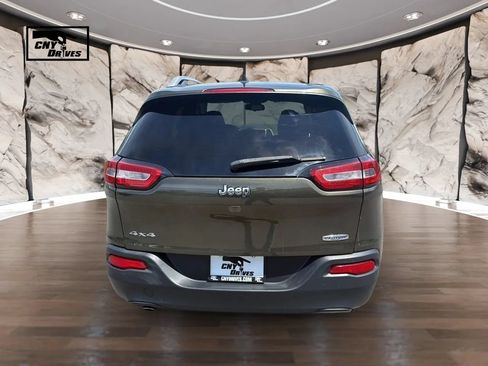 Used 2016 Jeep Cherokee Latitude w/ Cold Weather Group AWD/4WD image 5