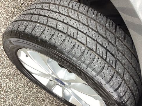 Used 2020 Ford Fusion SE FWD image 15