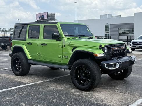 Used 2019 Jeep Wrangler Unlimited Sahara AWD/4WD image 3