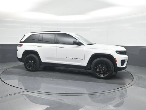 Used 2025 Jeep Grand Cherokee Altitude RWD image 11