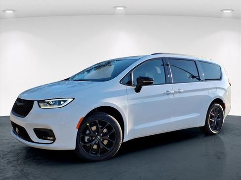 New 2026 Chrysler Pacifica Select image 2