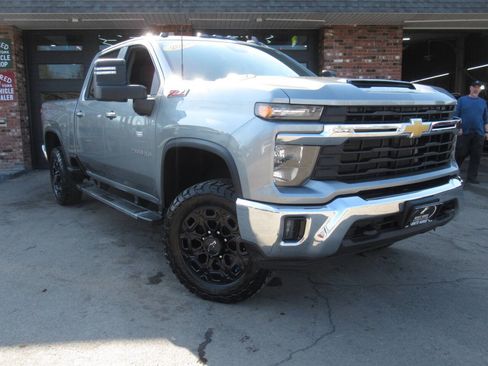 Used 2024 Chevrolet Silverado 2500 LT w/ Convenience Package AWD/4WD image 3