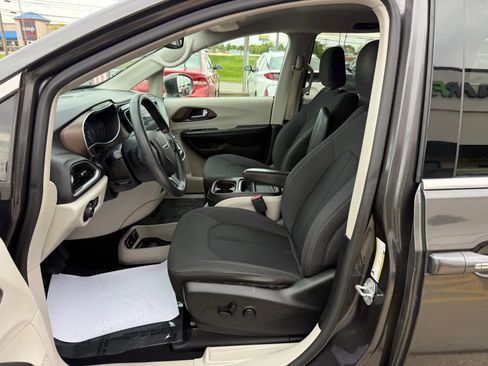 Used 2019 Chrysler Pacifica Touring Plus w/ Tire & Wheel Group FWD image 20