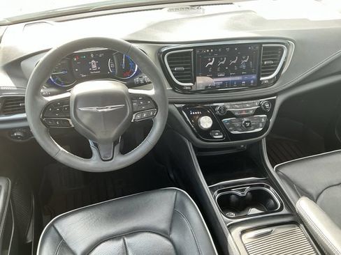 Used 2023 Chrysler Pacifica Limited w/ Uconnect Theater Family Group FWD image 13