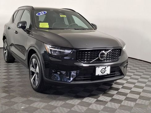 Used 2025 Volvo XC40 B5 Plus AWD/4WD image 2