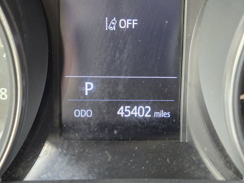 Used 2019 Toyota C-HR XLE image 17