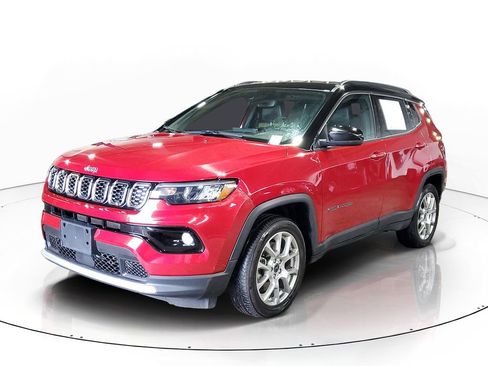 Used 2025 Jeep Compass Limited AWD/4WD image 2