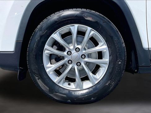Used 2019 Jeep Cherokee Latitude w/ Popular Appearance Group FWD image 9