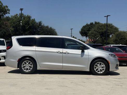 Used 2024 Chrysler Pacifica Touring-L FWD image 3