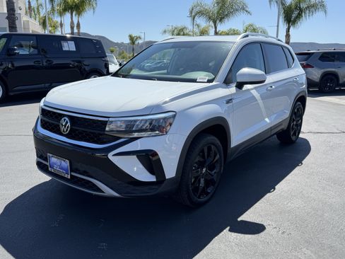 Used 2022 Volkswagen Taos SE w/ Panoramic Sunroof Package FWD image 5