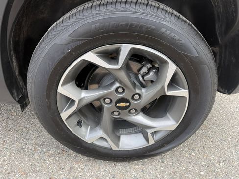 Used 2025 Chevrolet Trax LT w/ LT Convenience Package FWD image 22