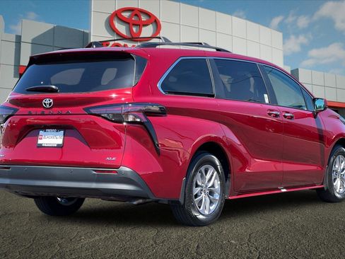 Certified 2026 Toyota Sienna XLE FWD image 3