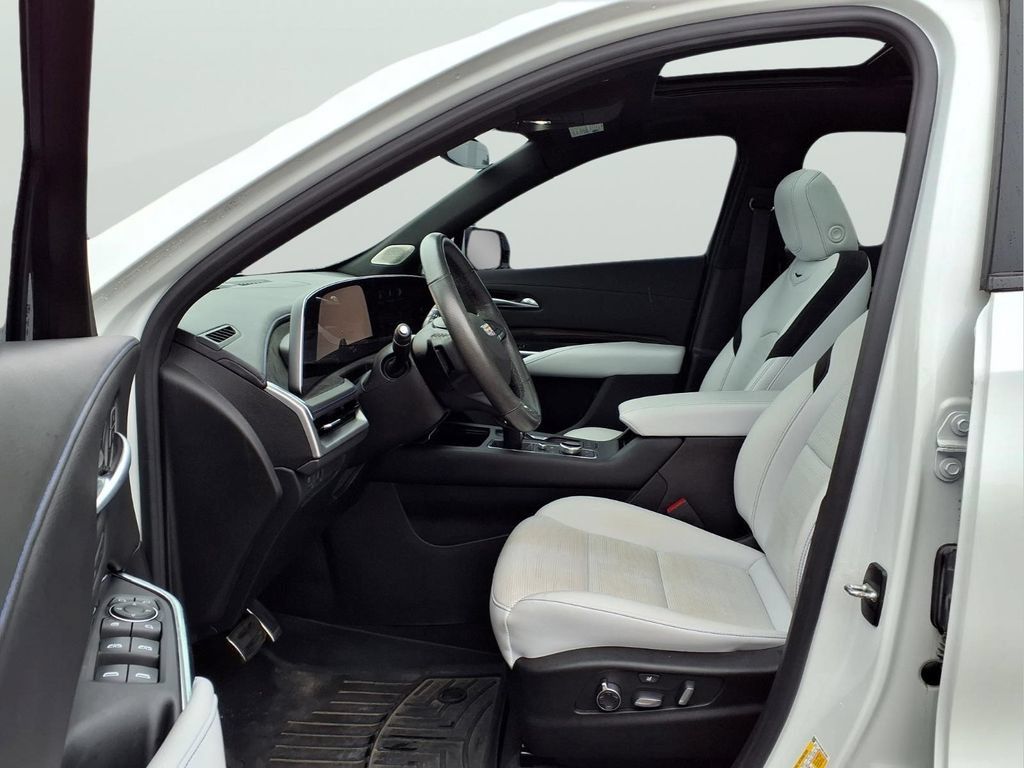 Used 2024 Cadillac XT4 Sport AWD/4WD image 15