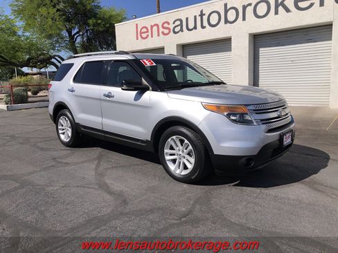 Used 2013 Ford Explorer XLT FWD image 2