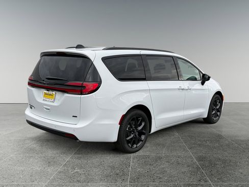 New 2026 Chrysler Pacifica Select image 5