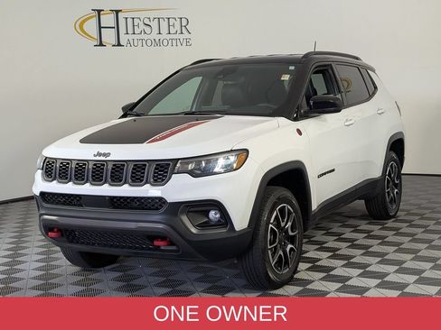 Used 2025 Jeep Compass Trailhawk AWD/4WD image 4