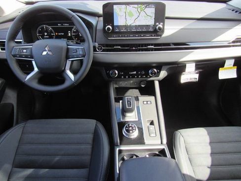 New 2025 Mitsubishi Outlander SE image 10