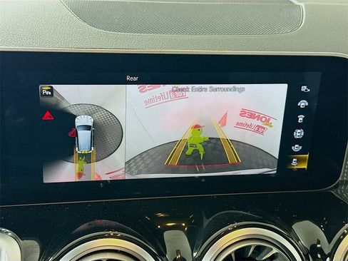 Used 2020 Mercedes-Benz GLB 250 4MATIC w/ Premium Package image 5