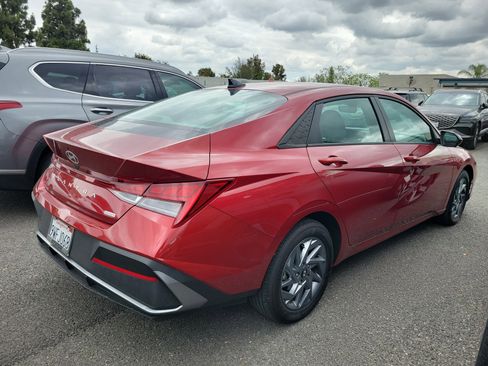 Used 2025 Hyundai Elantra Hybrid FWD image 3
