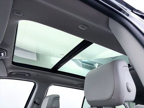 Used 2022 Jeep Wagoneer Series III w/ Premium Group I image 5