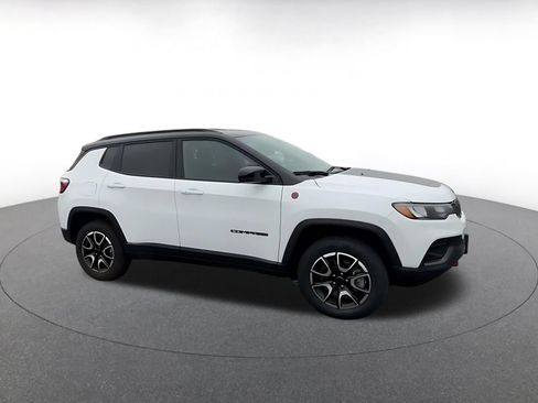 Used 2025 Jeep Compass Trailhawk AWD/4WD image 2