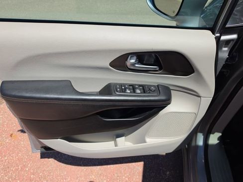 Used 2017 Chrysler Pacifica Touring-L FWD image 10