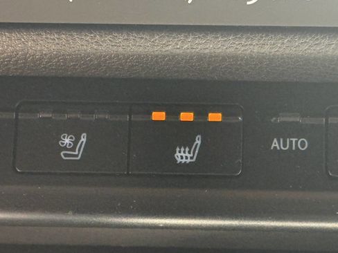 Used 2019 Lexus UX 200 w/ Premium Package image 28