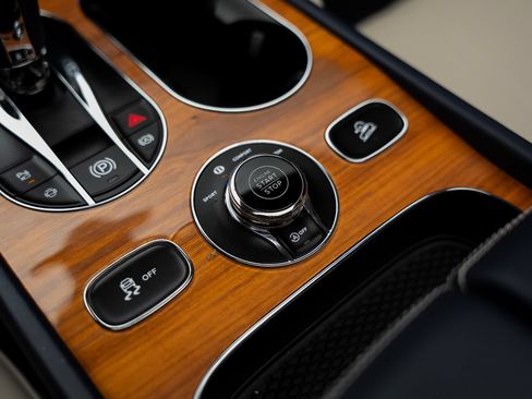 Used 2024 Bentley Bentayga AWD/4WD image 53