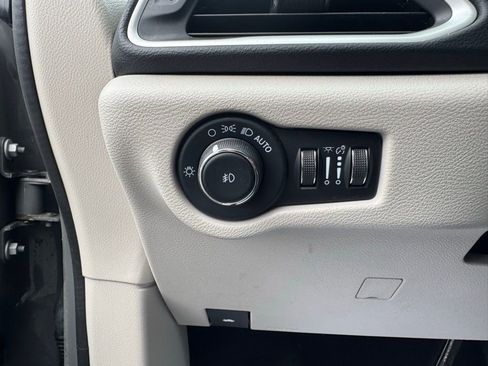 Used 2022 Chrysler Pacifica Touring-L image 17