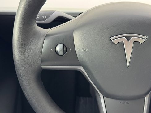 Used 2022 Tesla Model Y Long Range image 19