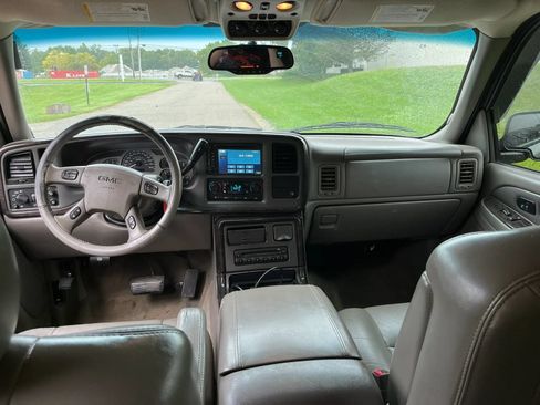 Used 2005 GMC Yukon Denali AWD/4WD image 7