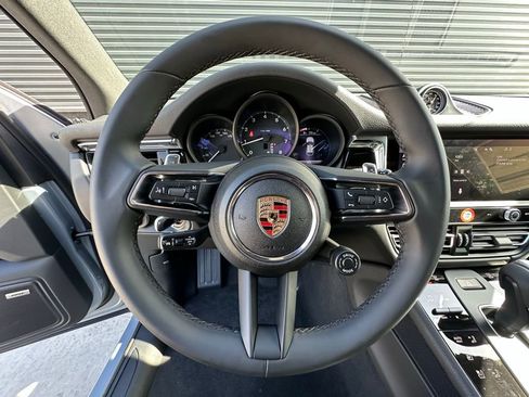 Used 2025 Porsche Macan image 19