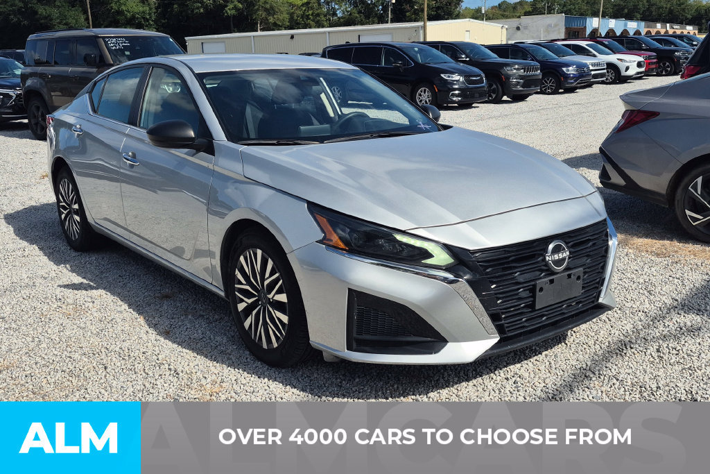 Used 2024 Nissan Altima 2.5 SV FWD image 2