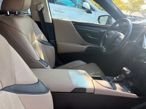 Used 2019 Lexus ES 350 Ultra Luxury w/ Accessory Package 2 FWD image 13