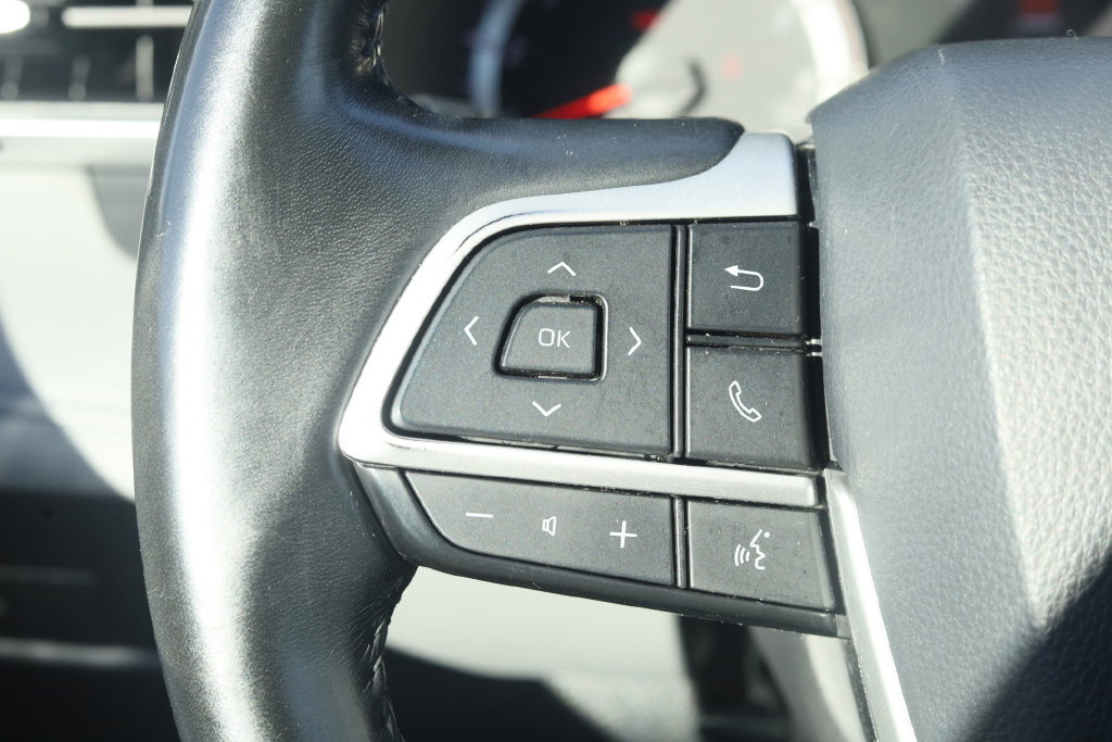 Used 2022 Toyota Highlander LE AWD/4WD image 11