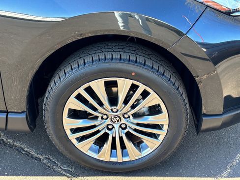 Certified 2024 Toyota Venza XLE image 11