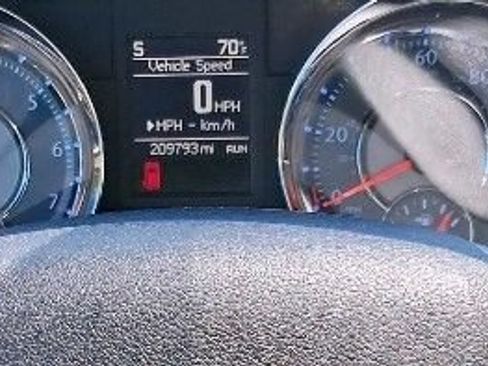 Used 2014 Chrysler Town & Country Touring FWD image 25