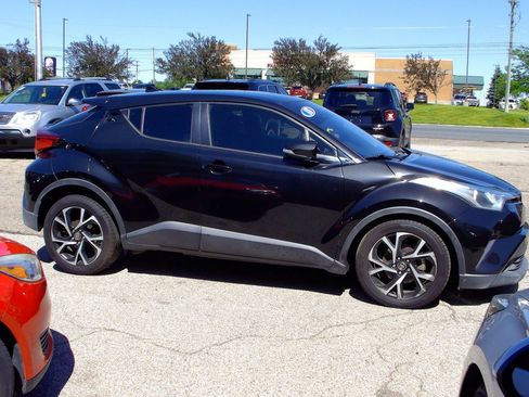 Used 2018 Toyota C-HR XLE FWD image 2