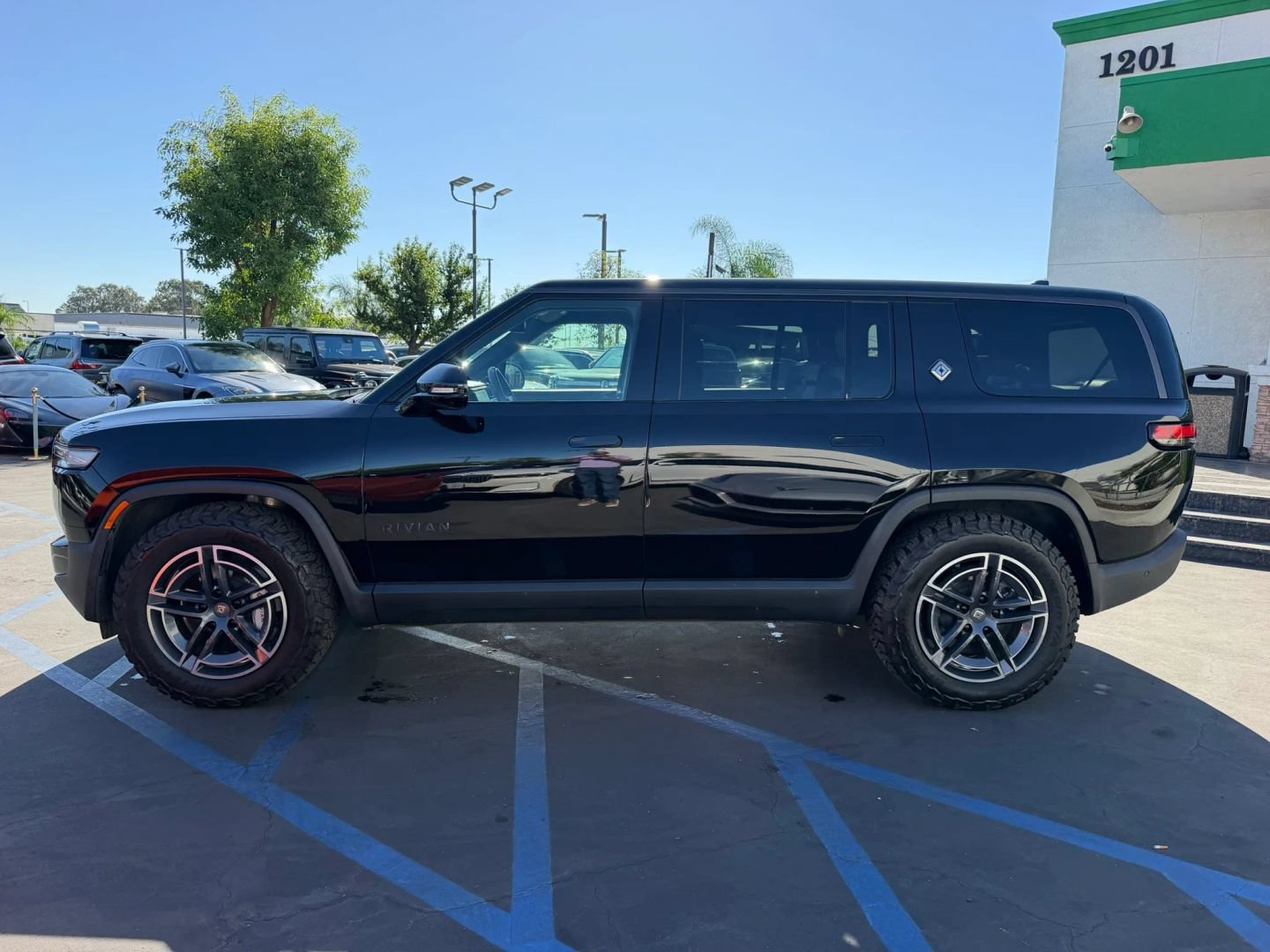 Used 2025 Rivian R1S Adventure Dual AWD/4WD image 6