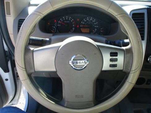 Used 2010 Nissan Frontier SE image 12