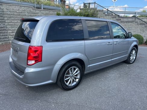 Used 2017 Dodge Grand Caravan SE image 5