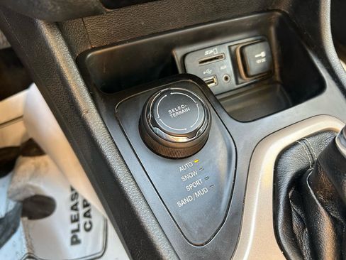 Used 2015 Jeep Cherokee Latitude image 25