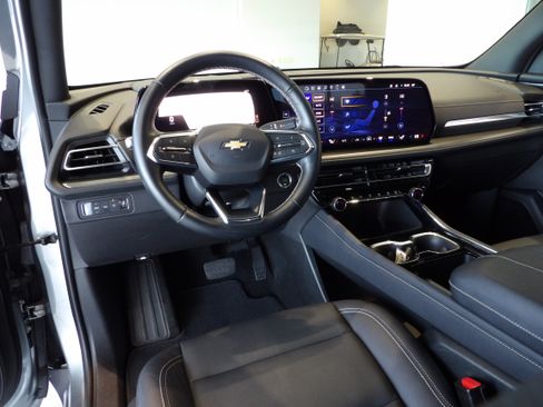 Used 2025 Chevrolet Traverse LT image 17