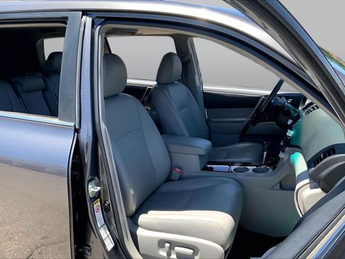 Used 2012 Toyota Highlander Limited w/ Tow Pkg AWD/4WD image 8