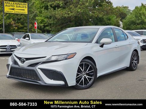 Used 2022 Toyota Camry SE image 1