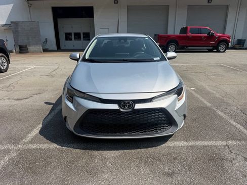 Used 2020 Toyota Corolla LE FWD image 2