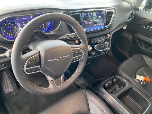 Used 2026 Chrysler Pacifica Select FWD image 12