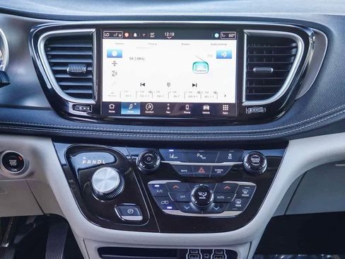 Certified 2024 Chrysler Pacifica Select image 12