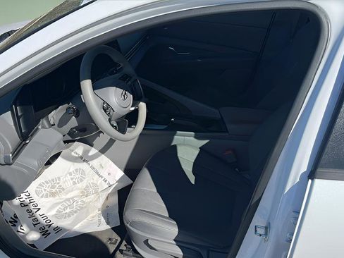 Used 2022 Hyundai Elantra SE w/ Preferred Accessory Package FWD image 16